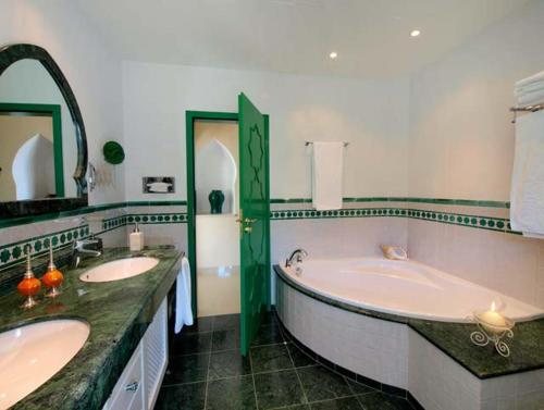Villa Esmeralda — Bathroom
