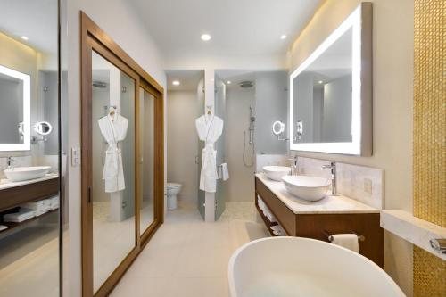 Villa La Valencia Beach Resort Spa Los Cabos — Bathroom