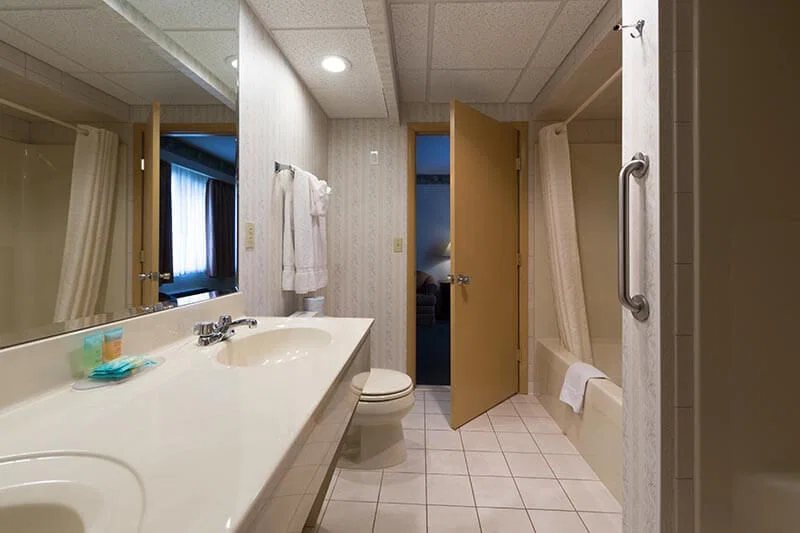 Villa Roma Resort and Conference Center — Bathroom