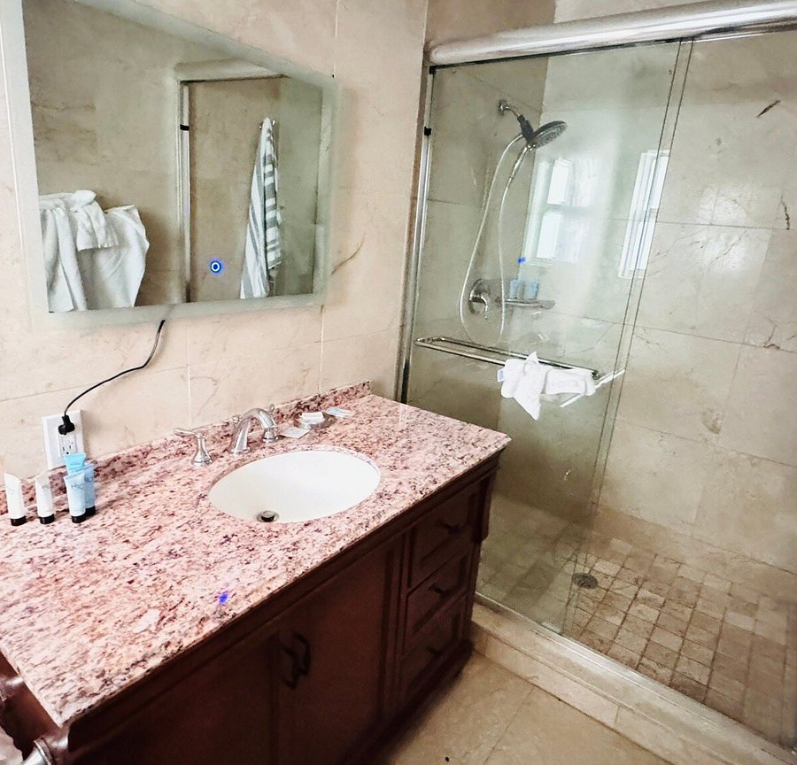 Villa Venice Men s Resort — Bathroom