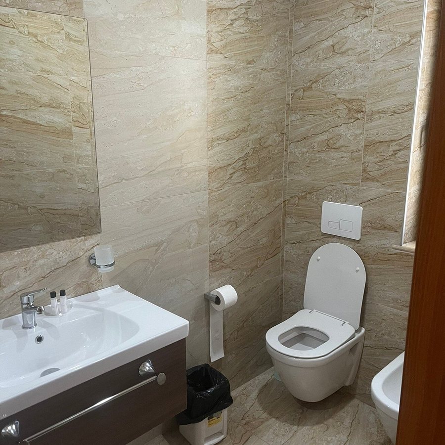 Village Green Lodge — Bathroom