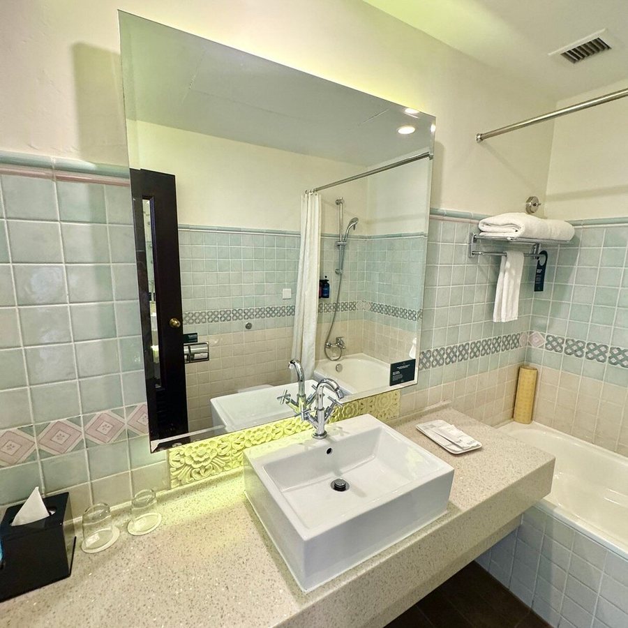 Village Hotel Albert Court by Far East Hospitality — Bathroom