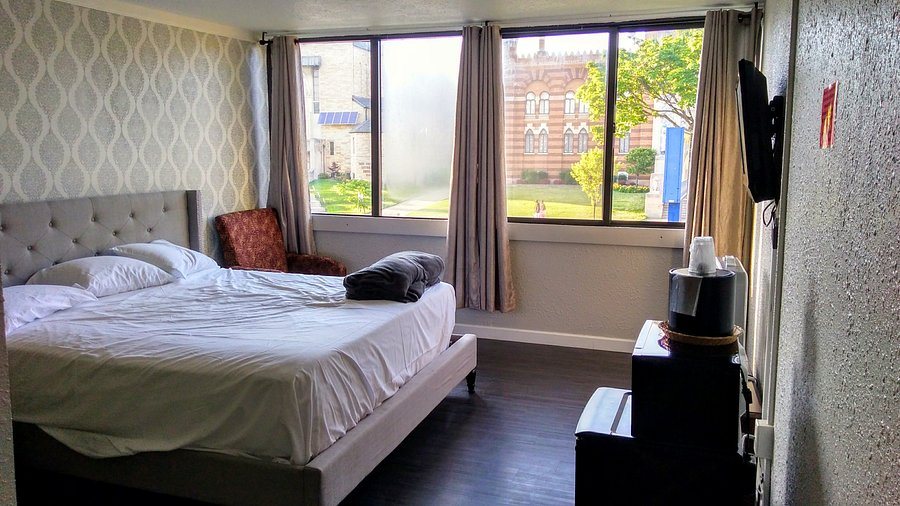 Village Inn — Guest room