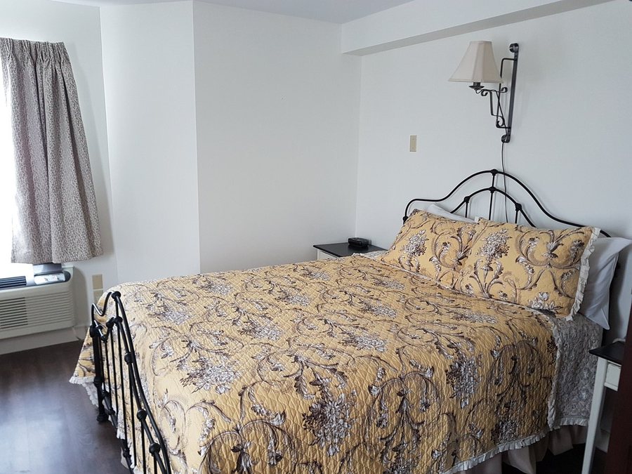 Village Inn of Lakefield — Guest room