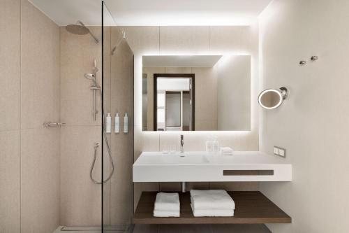 Vilnius Grand Resort — Bathroom