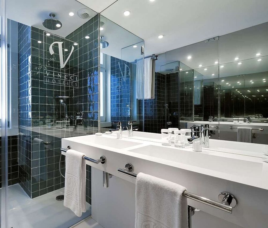 Vincci Alfama — Bathroom