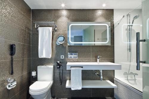 Vincci Mae Barcelona Catalonia — Bathroom