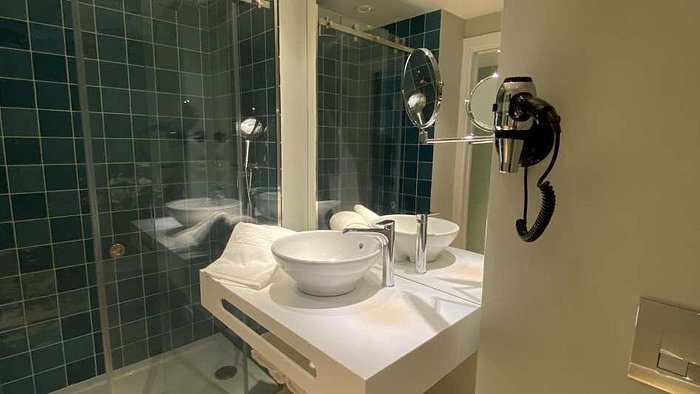 Vincci Porto — Bathroom