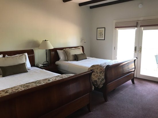 Vineyard Country Inn — Guest room