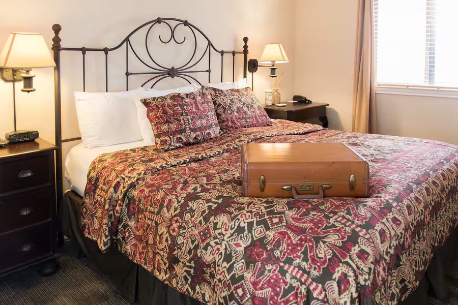 Vineyard Court Designer Suites — Guest room
