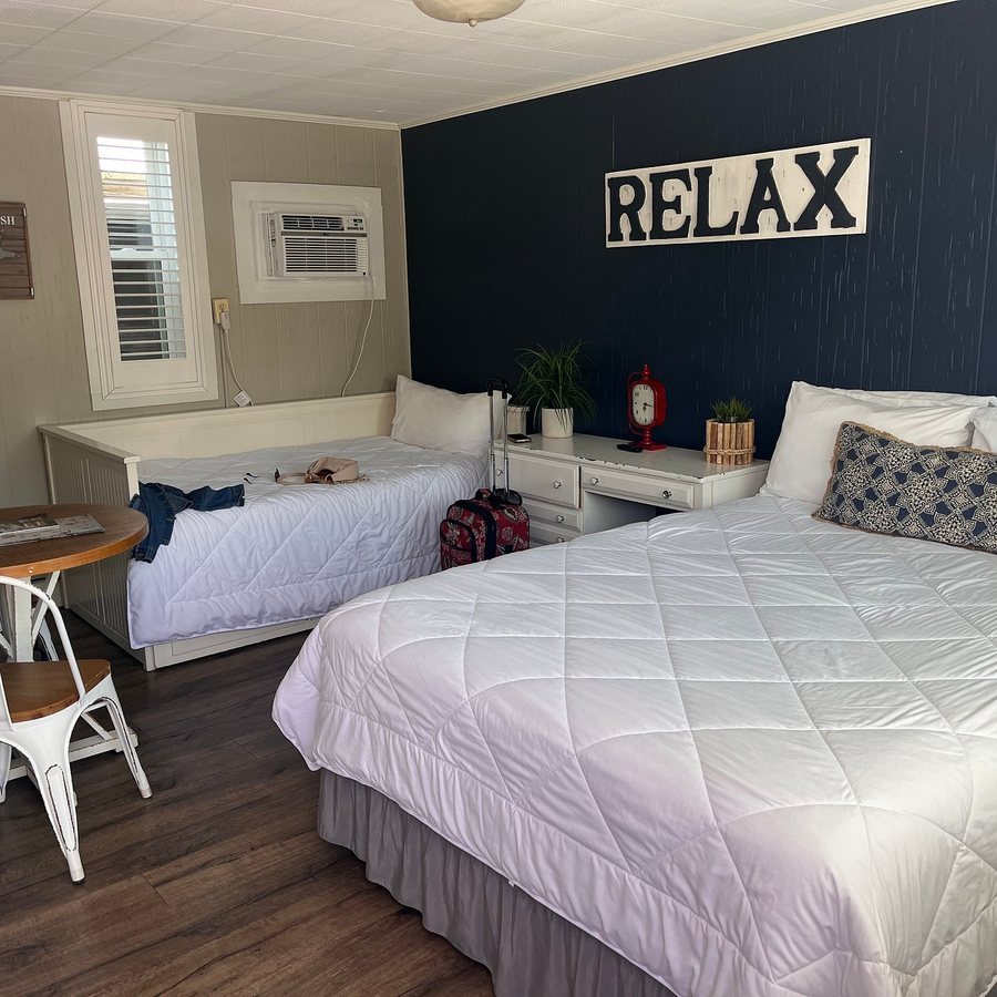 Vineyard Harbor Motel Private Beach — Guest room