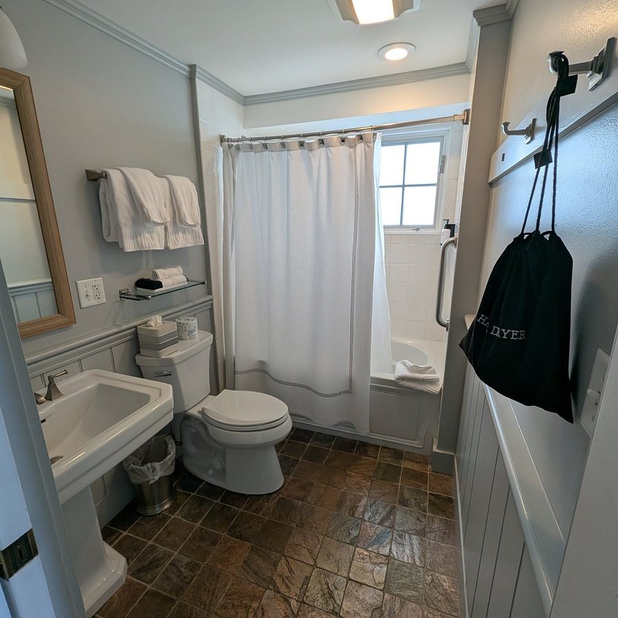 Vineyard Square Hotel Suites — Bathroom