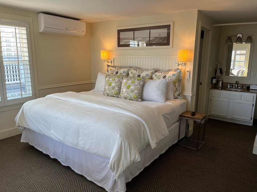 Vineyard Square Hotel Suites — Guest room