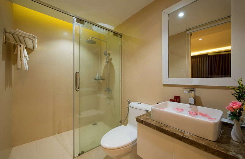Vinh Hung Old Town Hotel — Bathroom