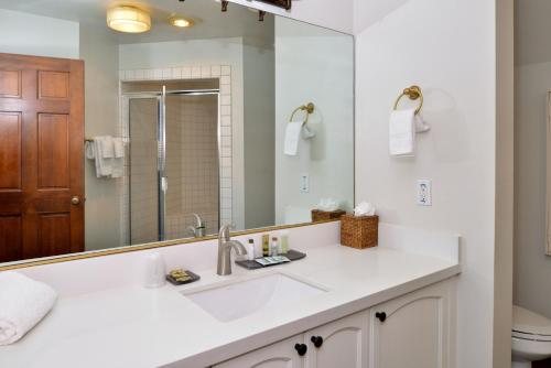 Vinland Hotel and Lounge — Bathroom