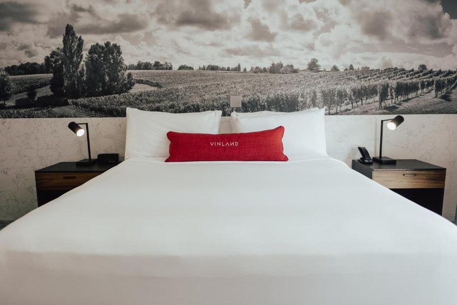 Vinland Hotel and Lounge — Guest room