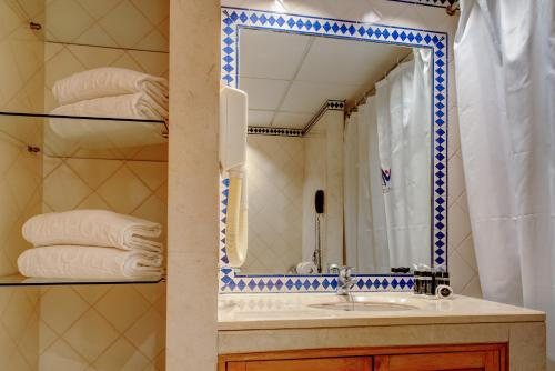 VIP Executive Eden Aparthotel — Bathroom