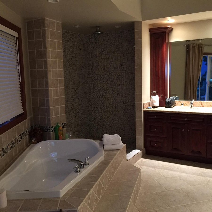 Virginia Highland Bed Breakfast — Bathroom