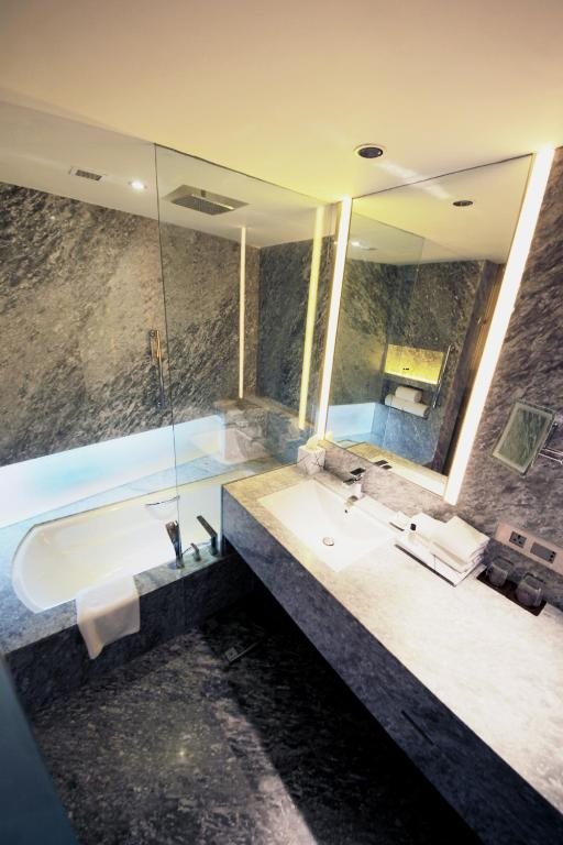 Vivanta New Delhi Dwarka — Bathroom
