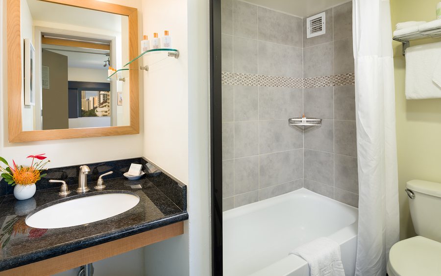 Vive Hotel Waikiki — Bathroom