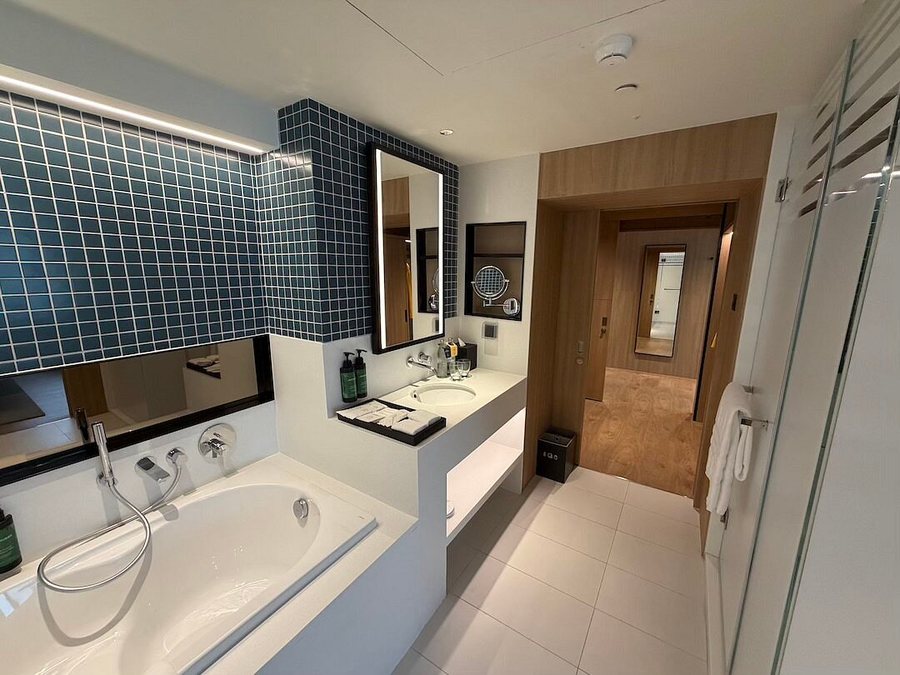 Voco Bangkok Surawong — Bathroom
