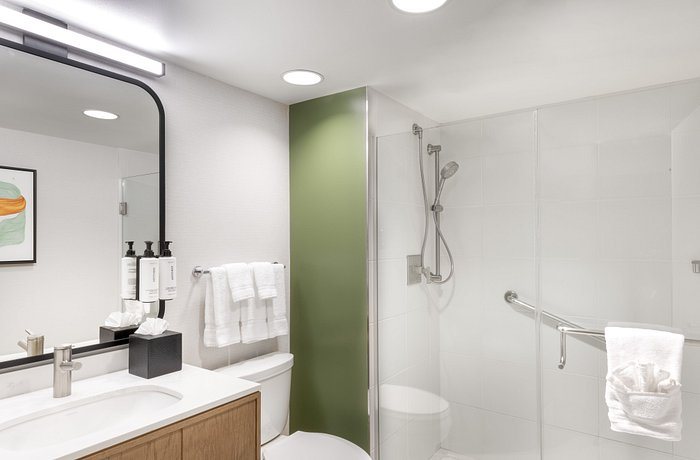 Voco Chicago Downtown Riverwalk by IHG Chicago Illinois — Bathroom