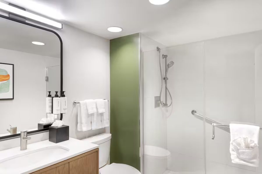 Voco Cincinnati Downtown by IHG — Bathroom