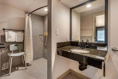 Voco Kissimmee Orlando by IHG — Bathroom