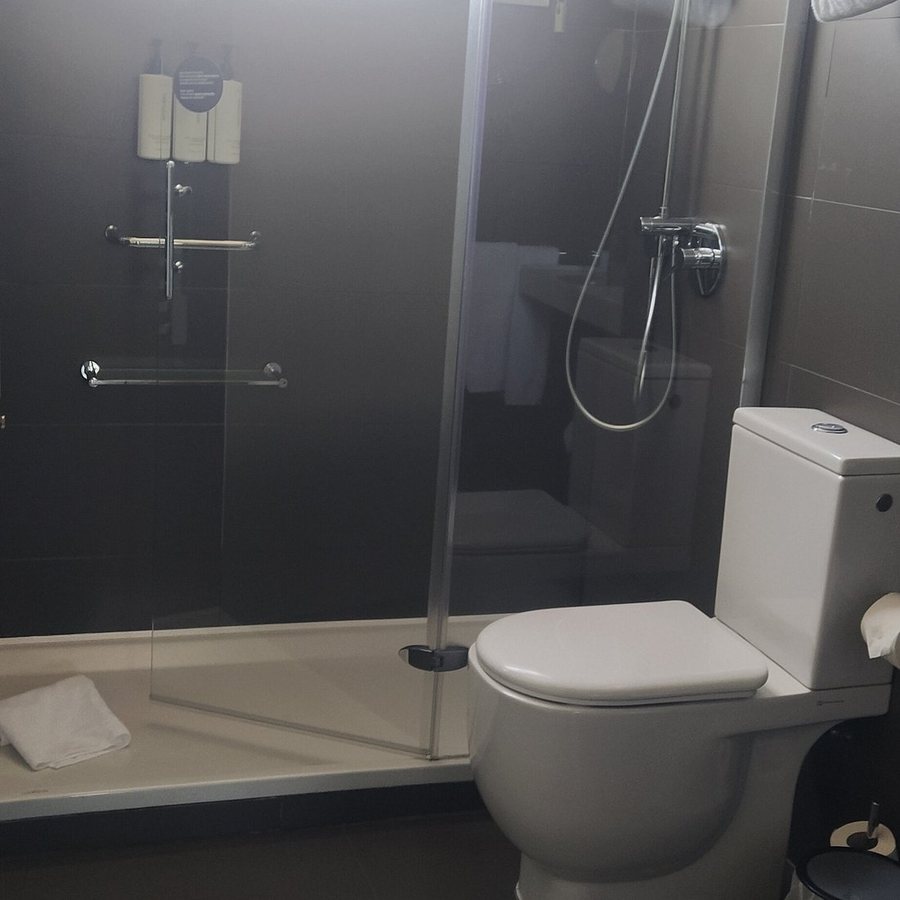 Voco Madrid Retiro by IHG — Bathroom