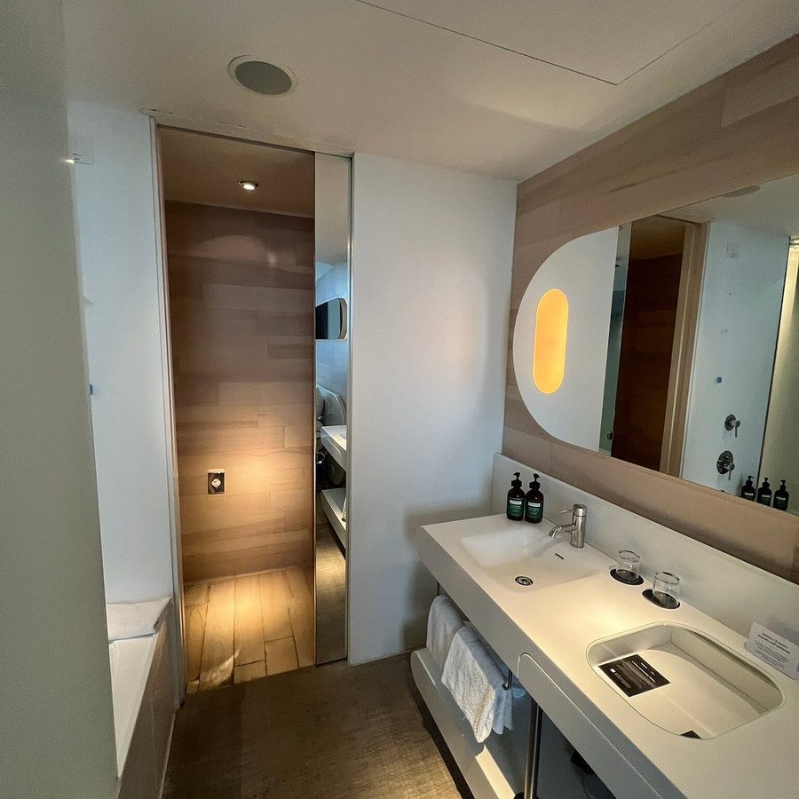 Voco Milan Fiere — Bathroom