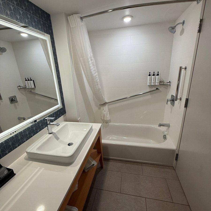 Voco Moab by IHG Moab Utah — Bathroom