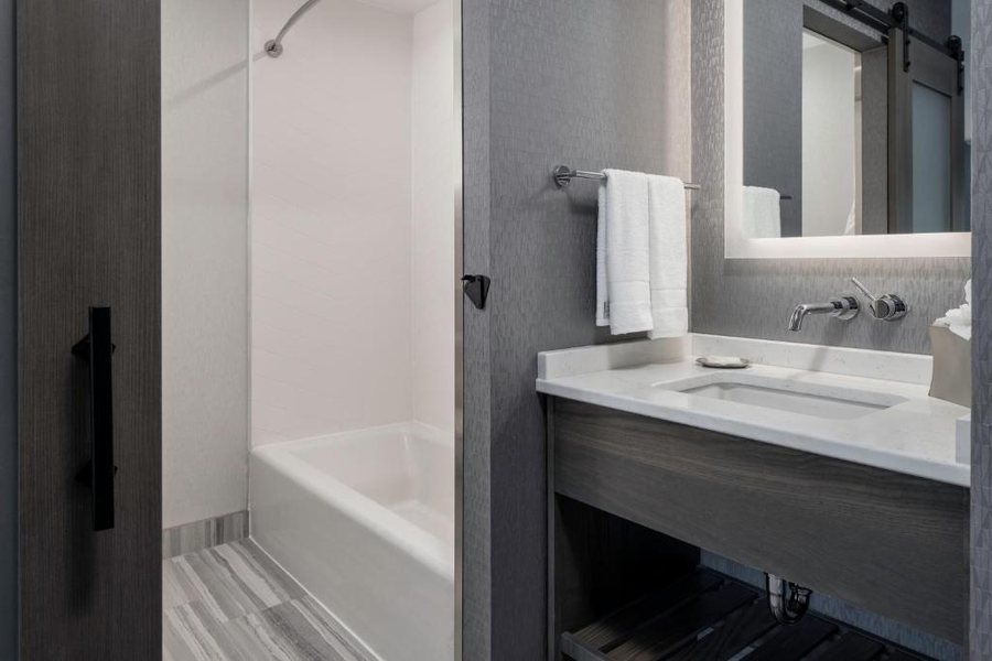 Voco Niagara Falls the Cadence by IHG — Bathroom