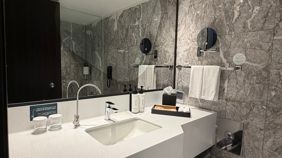Voco Orchard Singapore by IHG — Bathroom