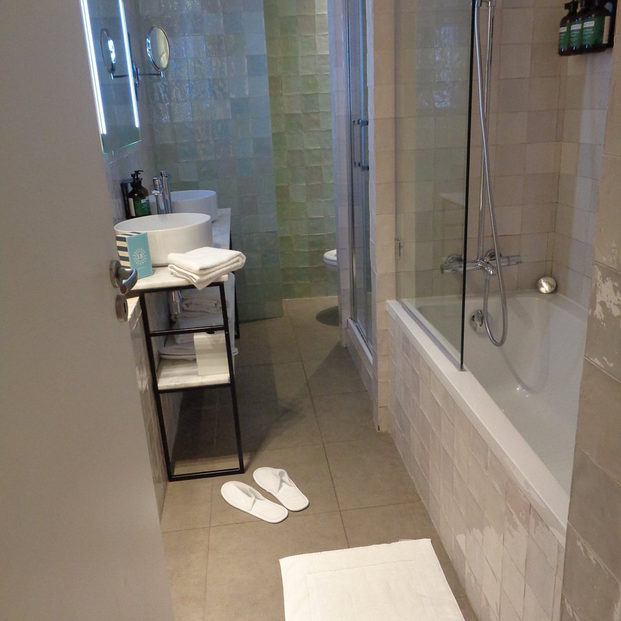Voco Paris Montparnasse by IHG — Bathroom