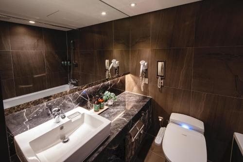 Voco Seoul Myeongdong by IHG Seoul — Bathroom