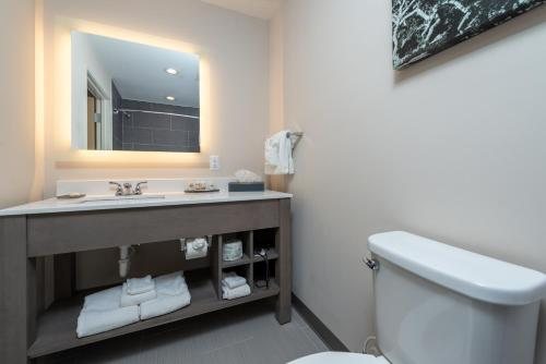 Voco St Augustine Historic Area by IHG — Bathroom