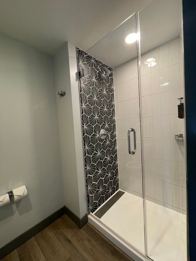 Voco The Darwin Atlanta Midtown by IHG — Bathroom