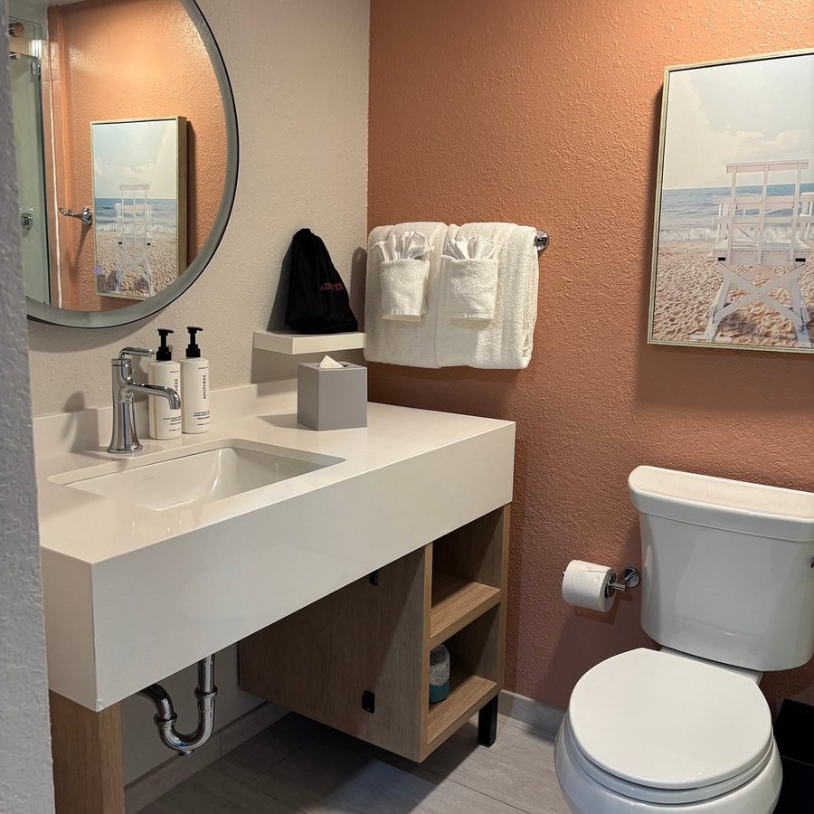 Voco The Shelby Myrtle Beach by IHG — Bathroom