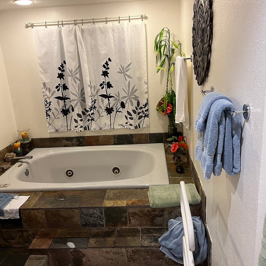 Volcano Acres Ranch Bed Breakfast — Bathroom