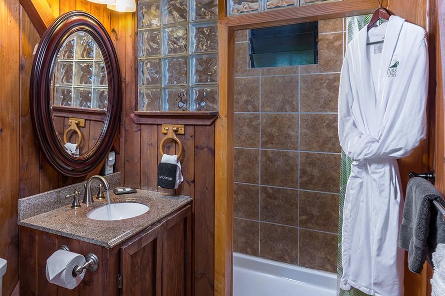 Volcano Village Lodge — Bathroom