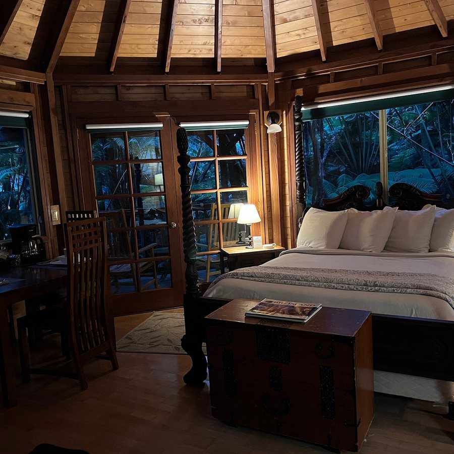 Volcano Village Lodge — Guest room