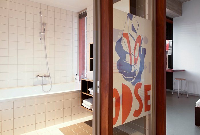 Volkshotel — Bathroom