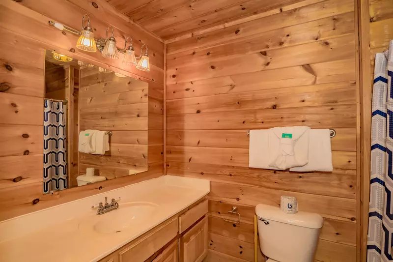 Volunteer Cabin Rentals — Bathroom