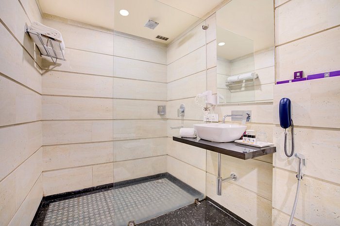 Voyage Milestone Hotel Banquet — Bathroom
