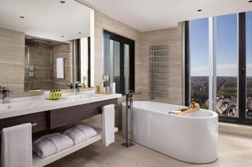 VP Plaza Espana Design — Bathroom