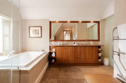 Vrede en Lust Wine Estate — Bathroom