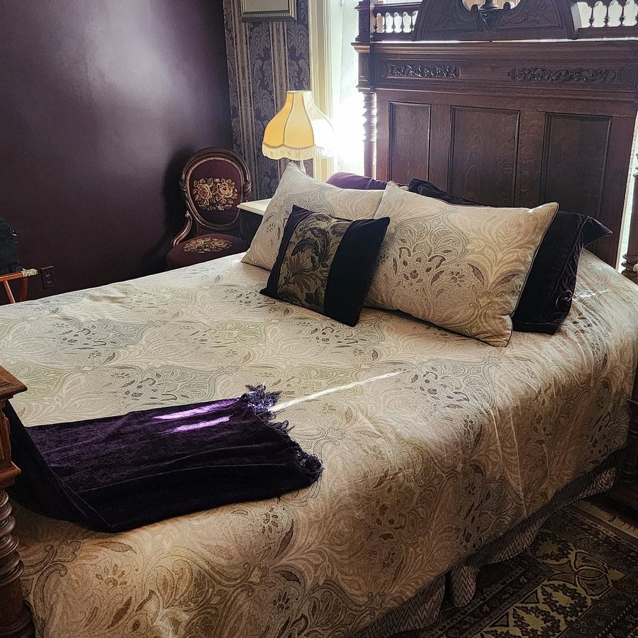 Vrooman Mansion — Guest room