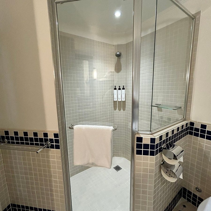 Vulcan Hotel — Bathroom