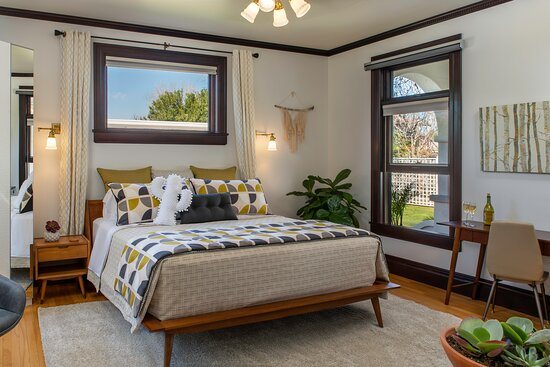 W2ND HISTORIC INN — Guest room