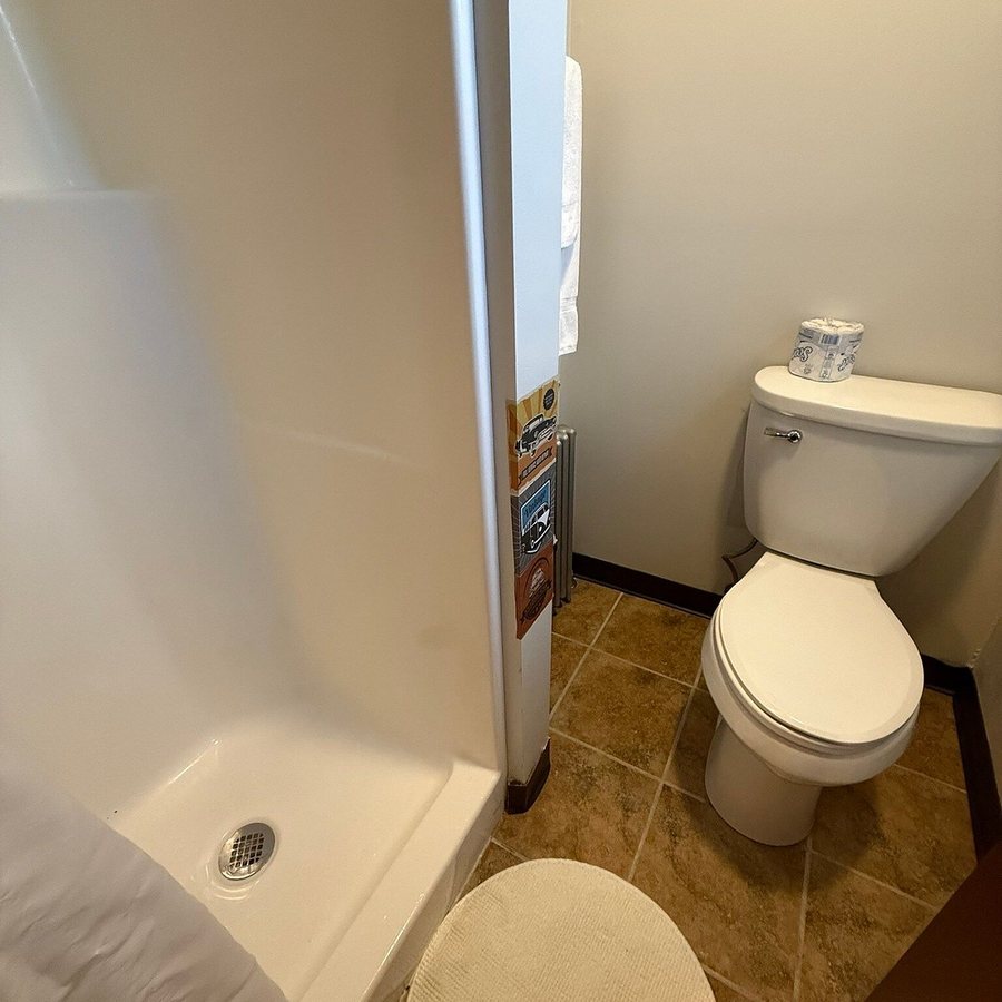 Wagon Wheel Motel — Bathroom
